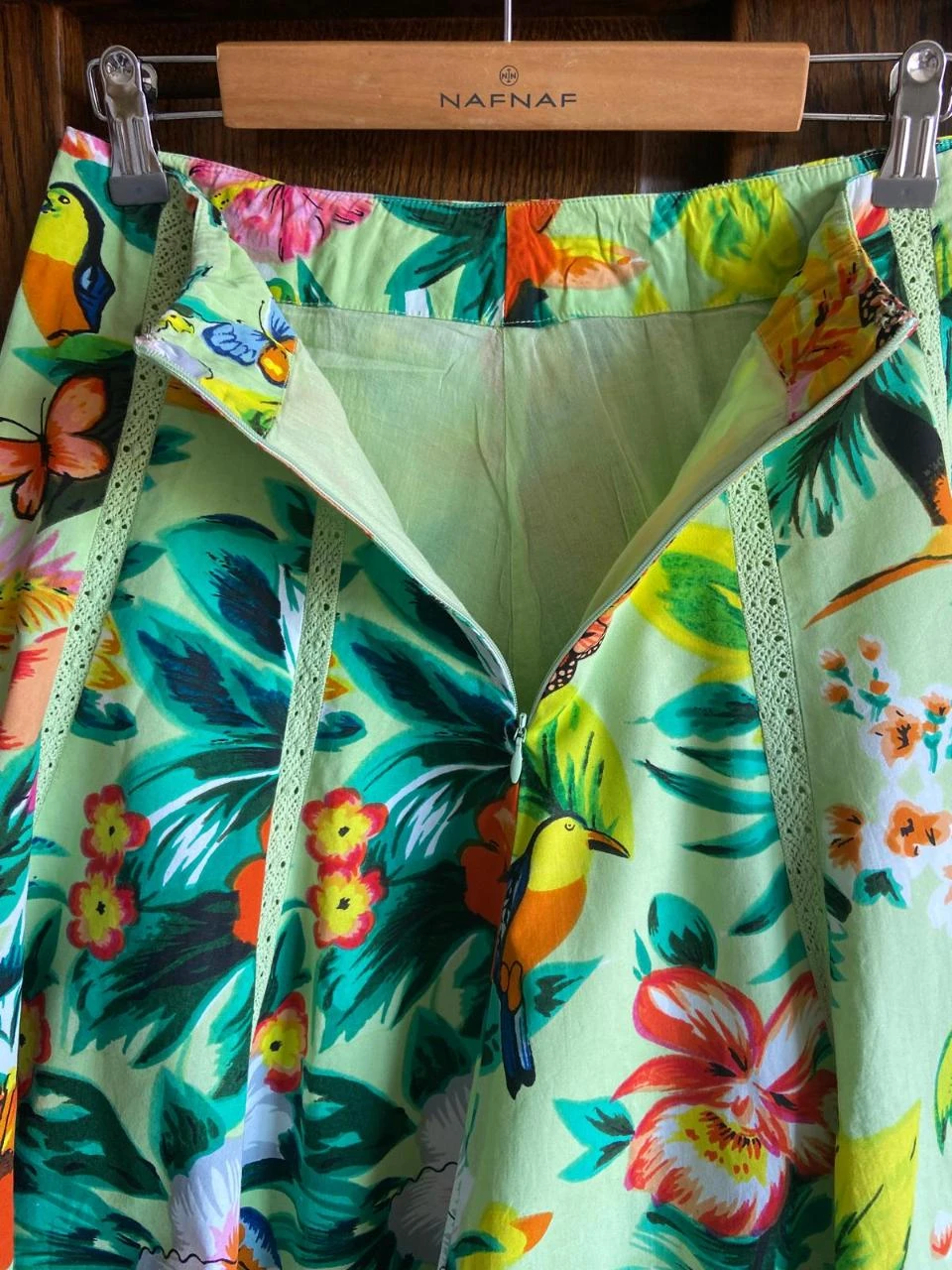 Saia rodada com estampa floral sobre fundo verde menta. Steps every day – photo 7